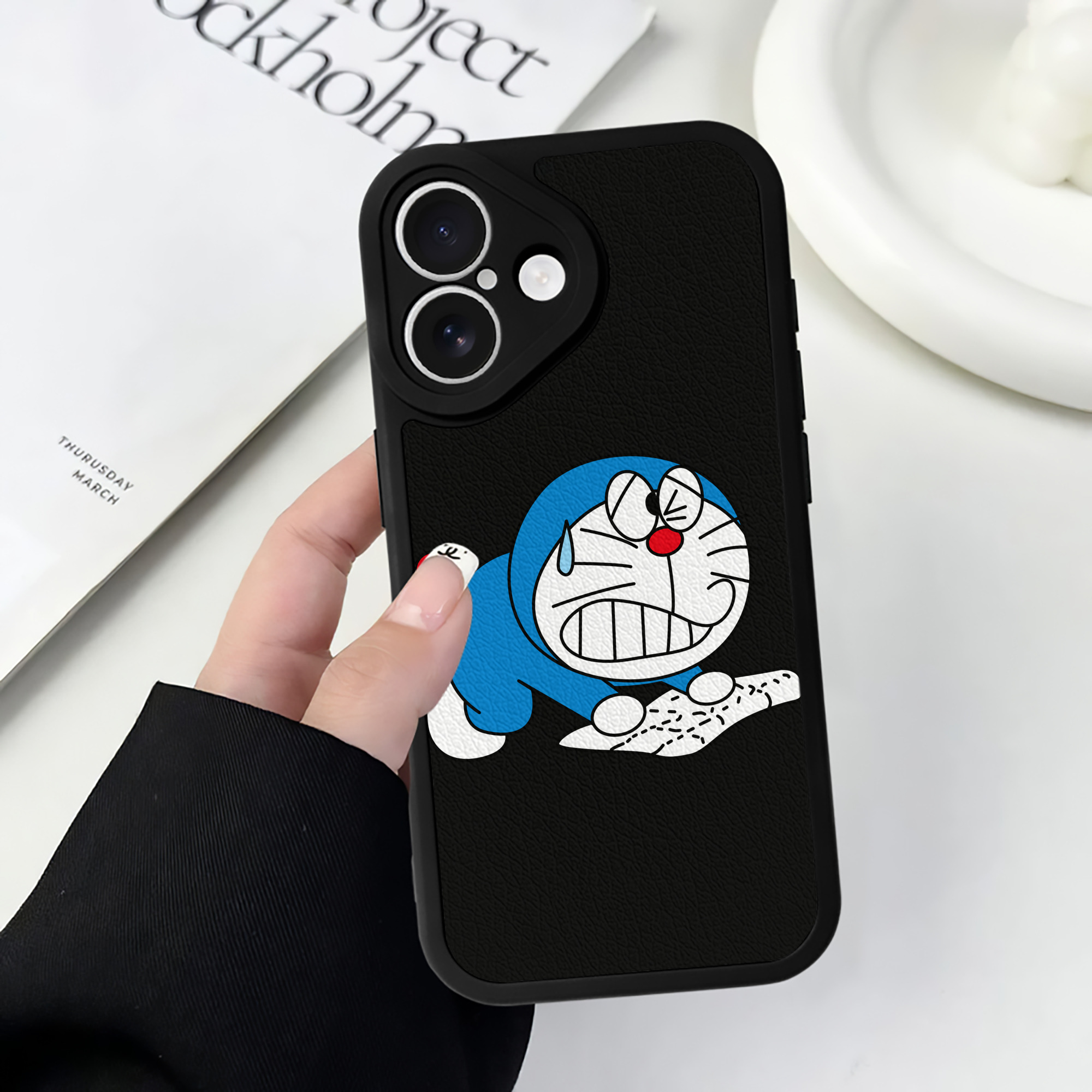 （画像用） ドラえもん Doraemon 【iPhone 16シリーズ対応】シリコンスマホケース（レザー調） 材質：シリコン